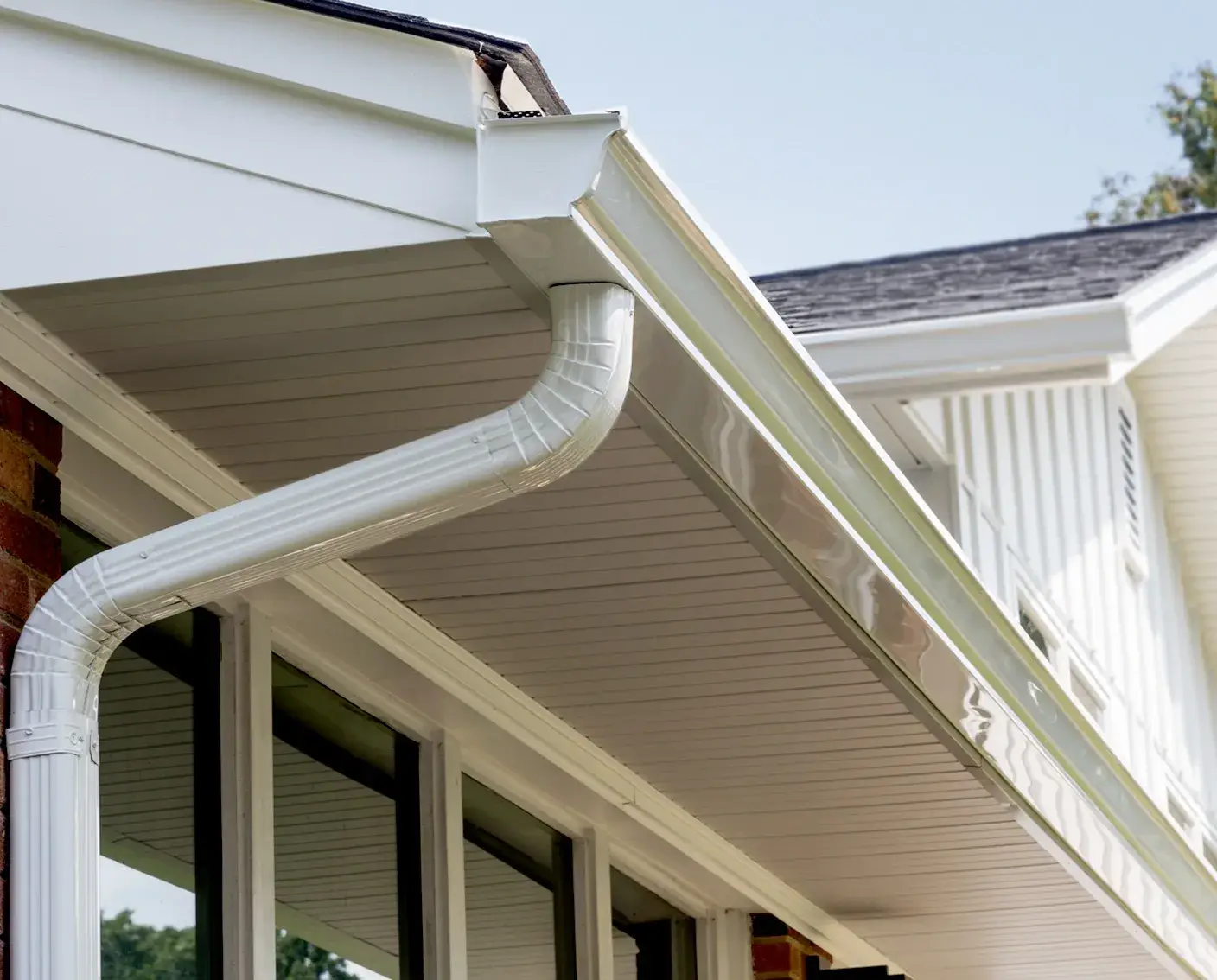 Seamless white gutters.
